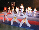 J&oacute;venes deportistas en el festival