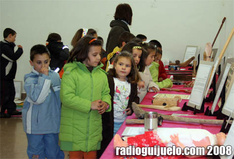 Los niños del Filberto Villalobos visitando la exposición de juegos tradicionales