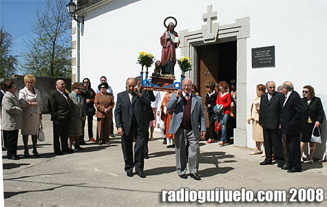 La procesión en honor a San Marcos partiendo de la parroquia de Campillo de Salvatierra