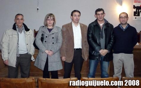 Fernando Pablos junto a los miembros de la Asamblea Local del PSOE en Guijuelo