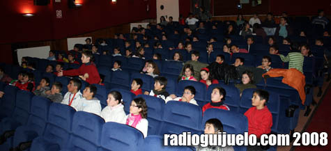 Los alumnos del Filiberto Villalobos y del IES Vía de la Plata acudieron al cine del Centro Cultural