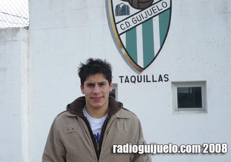 El nuevo jugador del Guijuelo, Sito, a la entrada del Municipal