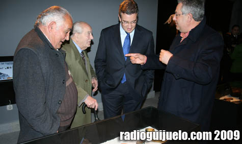 Julián Ramos, alcalde de Guijuelo y presidente de Adrecag, observa antiguos enseres en el recien inaugurado museo