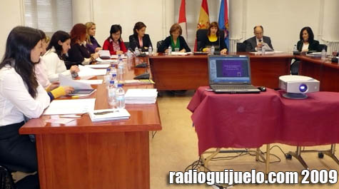 Imagen de la Comisión de Drogodependencias en el salón de plenos del Ayuntamiento de Guijuelo