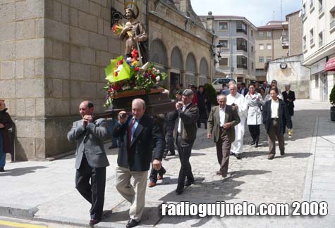 Momento de la procesión al salir de la Iglesia Parroquial de Guijuelo