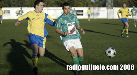 Víctor, autor del primer gol del Guijuelo B, en una jugada del partido