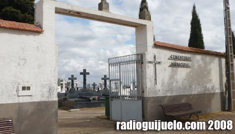 Puerta principal del Cementerio Municipal de Guijuelo