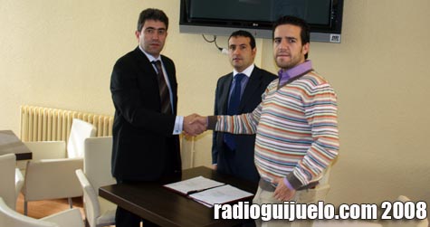 Momento de la firma del acuerdo de colaboración entre el club y Caja España
