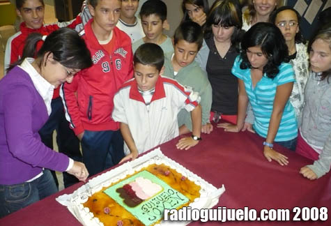 Los jóvenes degustaron una tarta con el logotipo del local