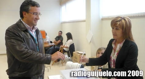 Julián Ramos, alcalde de Guijuelo, emite su voto