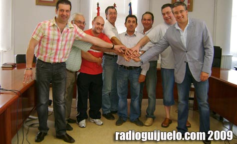 Julian Ramos, alcalde de Guijuelo, Manuel Berrocal, concejal de Deportes, y los dirigentes deportivos