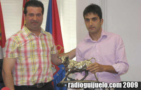 Javier Castaño recibe el trofeo de manos del concejal Manuel Berrocal