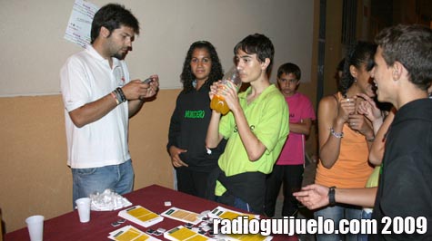 Un joven prueba un cóctel sin alcohol en la mesa de "Riesgo Cero"