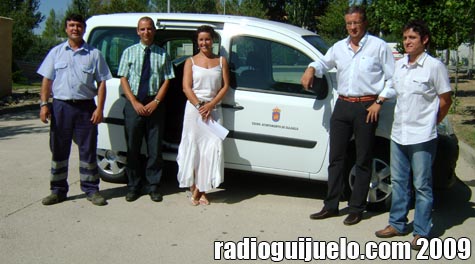 El alcalde Julián Ramos y la edil de Servicios Generales, Carmen Cortés, junto a personal municipal y del concesionario Renault