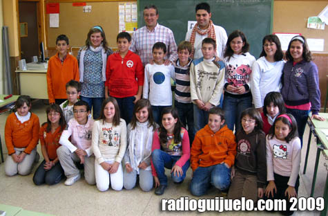 El alcalde de Guijuelo, Julián Ramos, posa con los alumnos de 6º de Primaria