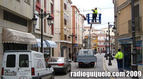 Operarios colocando luces en la calle Alfonso XIII