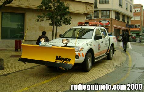 El vehículo de Protección Civil esparciendo sal en el centro de Guijuelo