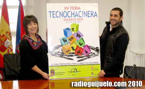 Pedro Rodríguez y María José Hontiveros con el cartel de la XV Tecnochacinera