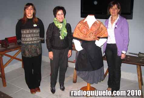 Ines Mary Bernardo junto al traje y las ediles Maye Álvarez y María Ángeles Venancio