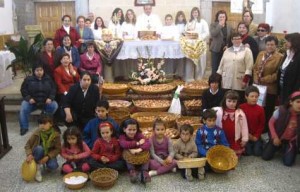 Mayordomas, párroco y niños con los huevos del Cristo del Socorro. Foto archivo