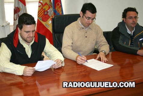 Firma del convenio entre el concejal de Deportes Jesús Ángel Sánchez y el presidente Jorge Hernández. Foto archivo