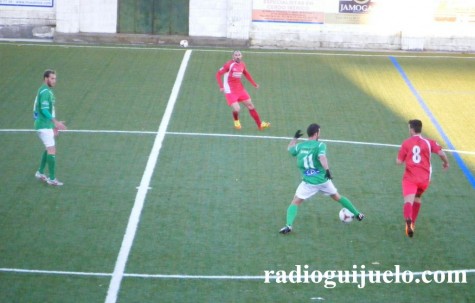 Manu Moreira conduce el balón ante la mirada de un jugador del C.F Fuenlabrada