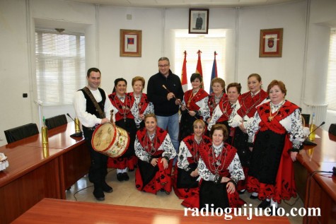 Las águedas reciben el bastón de mando en el Ayuntamiento de Guijuelo. Foto archivo