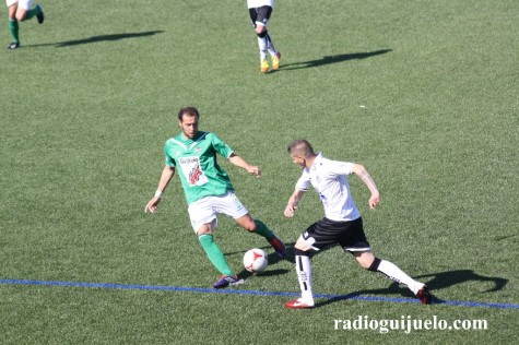 Óscar Valero conduce un balón ante la mirada de un jugador de la U.D. Salamanca