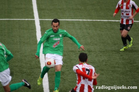 Chuchi ante un jugador de la S.D. Logroñés. Foto archivo.