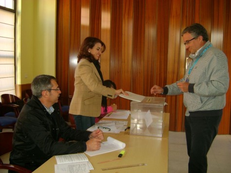 El alcalde Julián Ramos ejerciendo su derecho a voto en Guijuelo