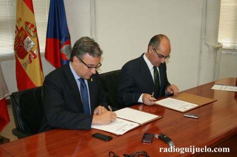 Firma del convenio entre Diputación y Ayuntamiento de Guijuelo para la finalización del Ayuntamiento