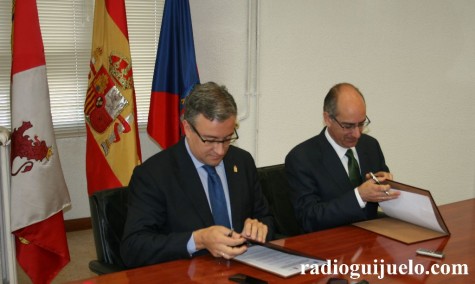 Julian Ramos y Javier Iglesias en la firma del convenio del nuevo Ayuntamiento