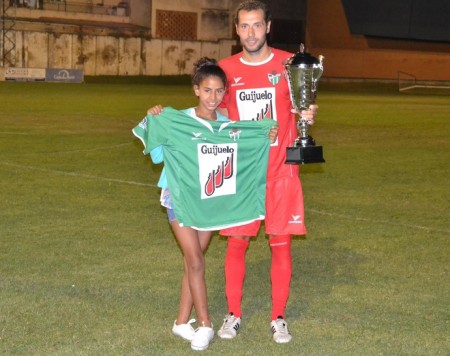 Óscar Valero recoge el trofeo del torneo a favor de Juria Foto salamancartvaldia.es
