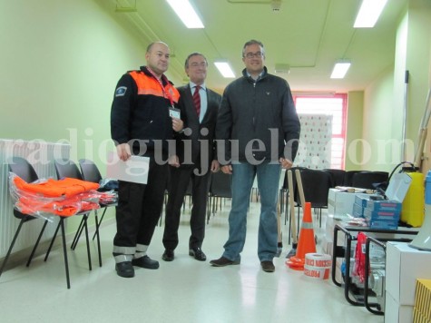 Rafael Martínez, Fernando Salguero y Julián Ramos en el acto de entrega de material a la agrupación de Protección Civil de Guijuelo