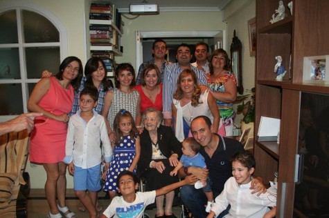 Dolores Sánchez con parte de su familia en su 101 cumpleaños. FOTO: Félix Hinojal