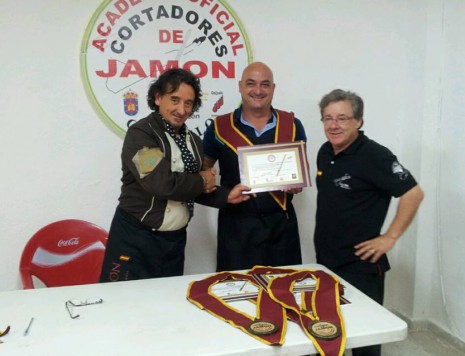 Entrega del título del curso de Cortadores con los maestros Florencio Sanchidrián y Jesús Merino. Foto Jesús Merino.