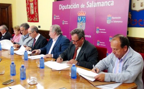 Momento de la firma del convenio. Foto Salamancartvaldia.