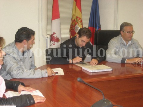 El concejal de Economía, Luis Picado, en el centro, en el Pleno Municipal celebrado en el Ayuntamiento de Guijuelo