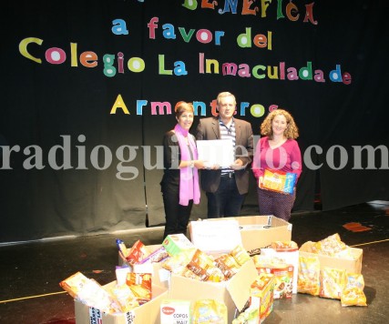 Entrega de los alimentos y dinero de la gala benéfica realizada en Guijuelo a favor del Colegio La Inmaculada de Armenteros. Foto archivo.