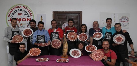 Alumanos de la academia de cortadores de jamón de Guijuelo. Foto Virgilio Sánchez.