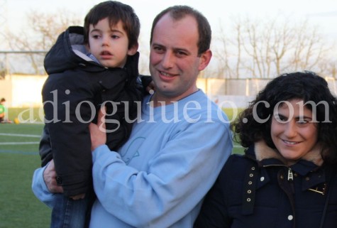 Alejandro junto a sus padres.