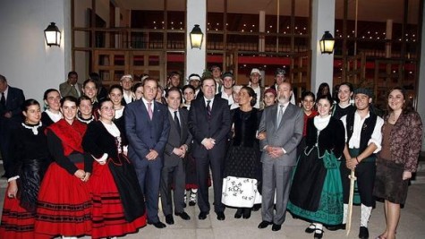 El presidente de la Junta posa con descendientes de Castilla y León en una visita a Chile. Foto Ical.
