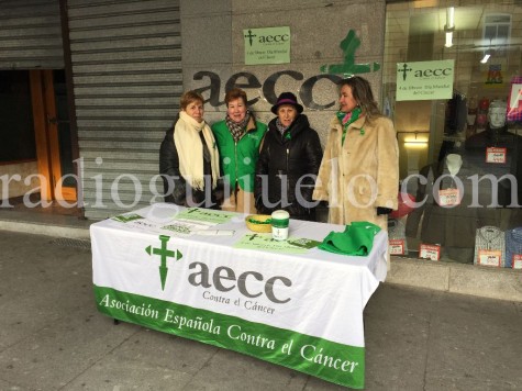 La AECC informa sobre el cáncer en la plaza de Mayor de Guijuelo.