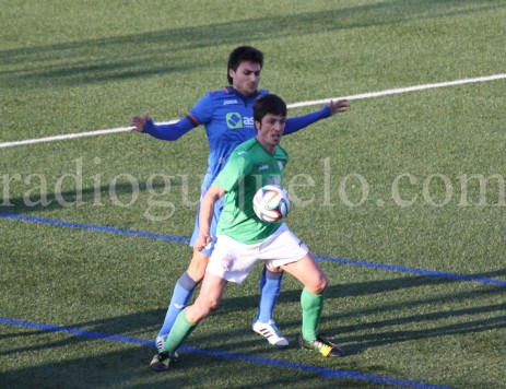 Lambarri controla un balón ante la presencia de un jugador del Real Oviedo.