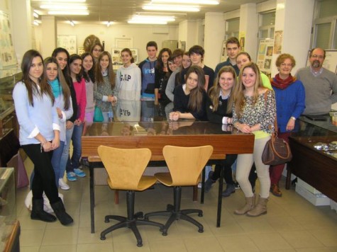 Alumnos del IES Vía de la Plata en su vista a la Sala de las Tortugas. Foto Crónica de Salamanca.