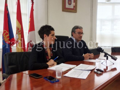 El alcalde de Guijuelo Julián Ramos y la teninte de alcalde Carmen Cortés.