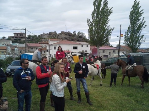 Concentración ecuestre en Sanchotello. Foto b. a caballo.