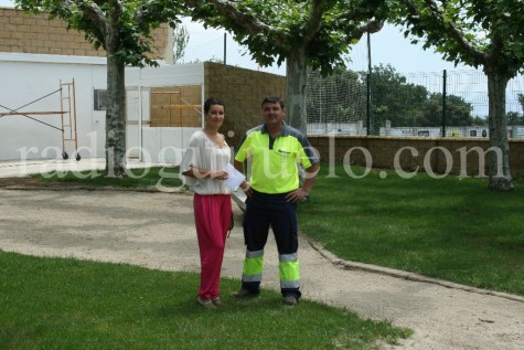 La teniente de alcalde en funciones Carmen Cortes junto al técnico municipal Juan Antonio Martín en las piscinas Municipales