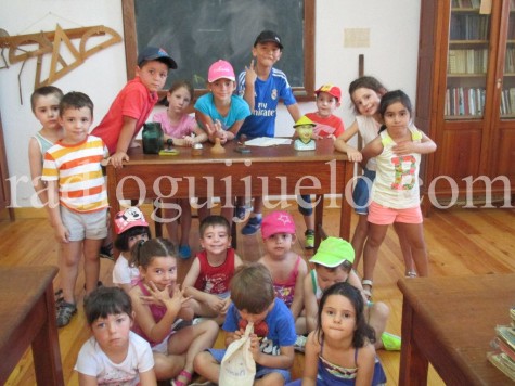 Ninos y niñas de la Ludoteca en las escuelas de Cabezuela.