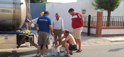 Vecinos rellenando garrafas de agua de un camión cisterna. Foto ideal.es